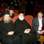 στη μέση ο πατήρ Γεώργιος Μεταλληνός